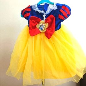 Girl's Snow White costume - size 12-18 months. Disney store. EUC